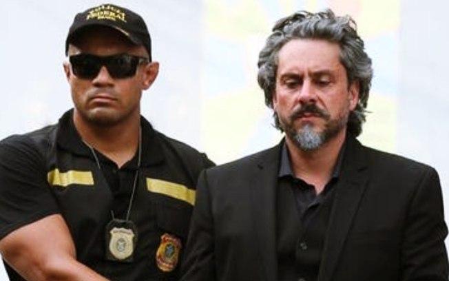 'Império': José Alfredo é preso pela Polícia e tem reencontro explosivo