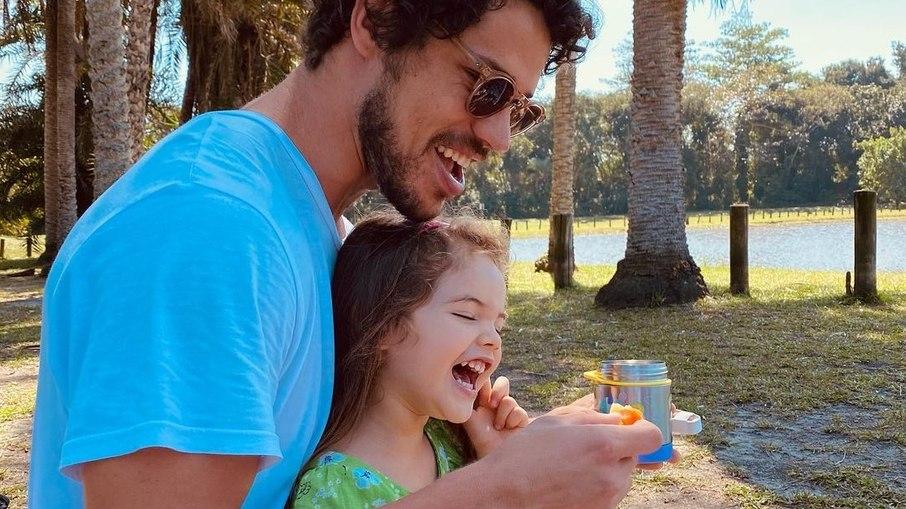 José Loreto curte dia de piscina com a filha e encanta nas redes sociais