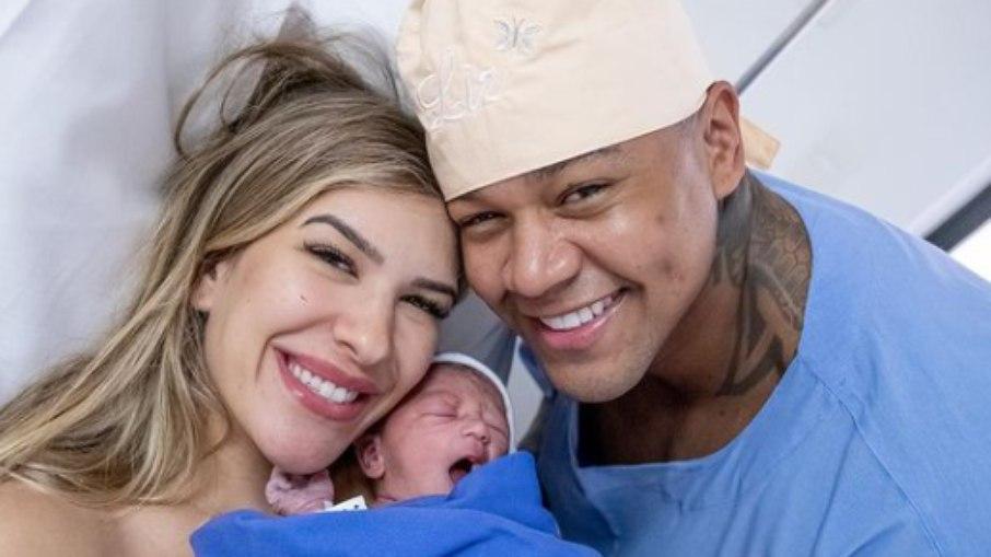 Léo Santana dá primeiro banho em filha e comemora: 