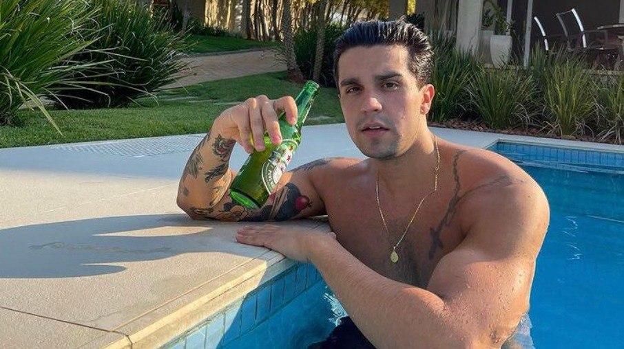 Luan Santana é acusado de editar foto para ficar mais forte: 