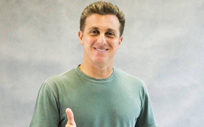 Luciano Huck fica confuso ao ver que jogo de futebol foi interrompido