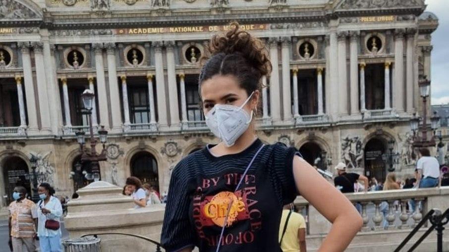 Maisa toma segunda dose da vacina contra covid-19 em Paris
