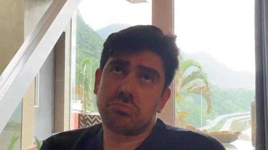 Marcelo Adnet imita Bolsonaro e pede para caminhoneiros dançarem Macarena