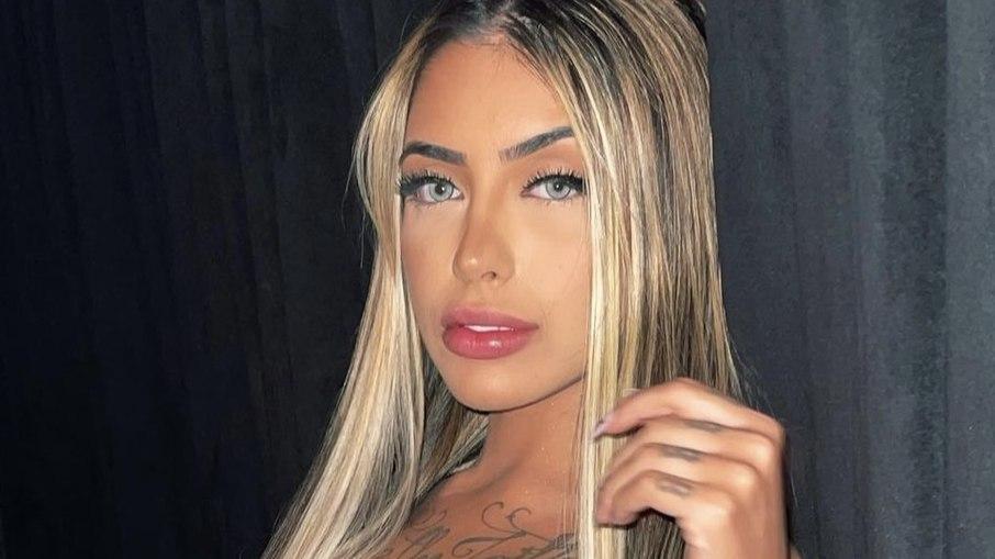 MC Mirella chega atrasada em festa fechada de amigo, é barrada e não se conforma