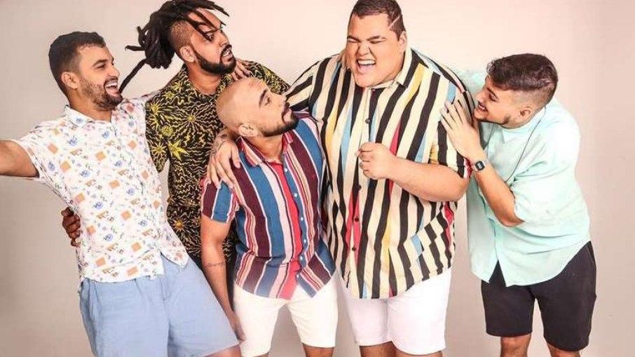 Menos é Mais faz surpresa e canta para fã que foi extubado ao som do grupo