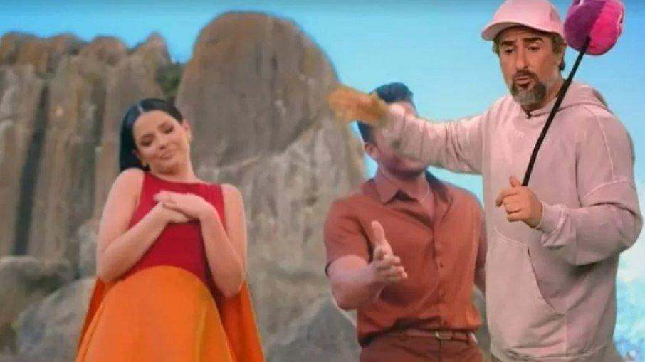 Mion tem medo de tirar sarro de Juliette e pede 'ajuda' para  Carminha