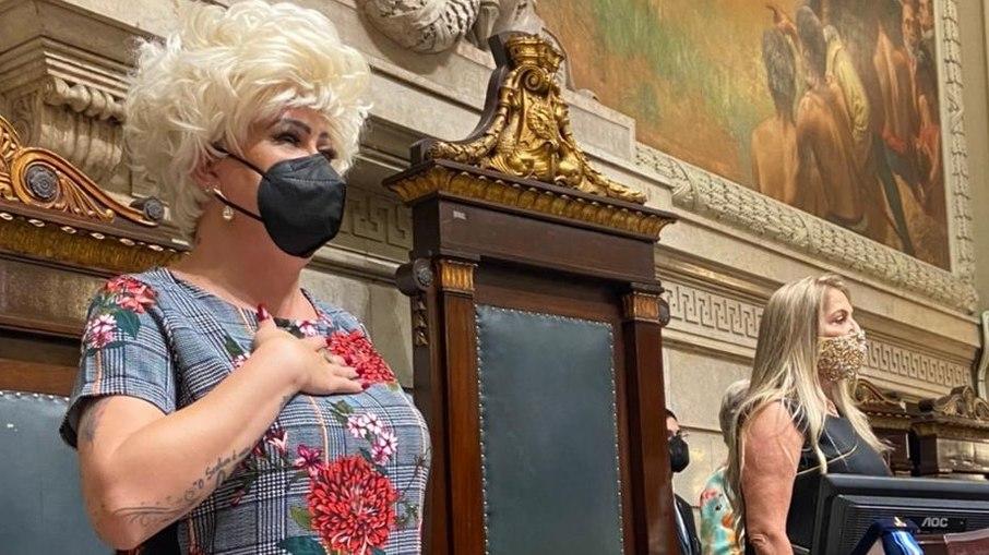 Nany People surge loiríssima para receber a medalha Chiquinha Gonzaga no Rio