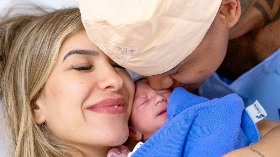 Nasce filha de Lorena Improta e Léo Santana; casal mostra o rosto do bebê