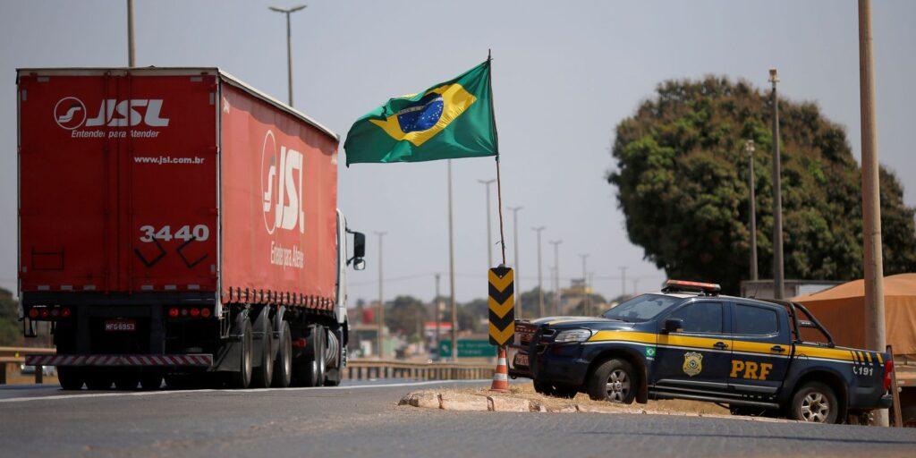 PRF libera 35 pontos de bloqueio de caminhoneiros