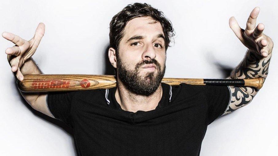 Rafinha Bastos tira sarro de Jair Bolsonaro comendo pizza em NY: 