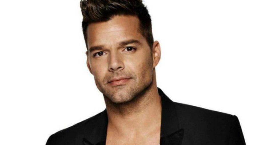 Ricky Martin aparece irreconhecível após procedimentos estéticos