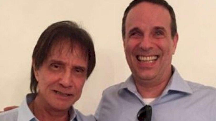 Roberto Carlos se reúne com família para missa de sétimo dia de Dudu Braga