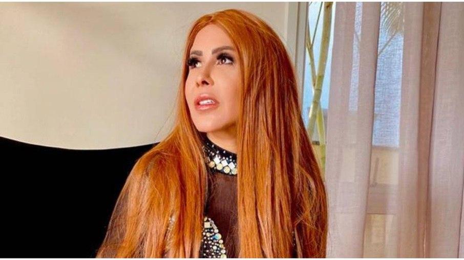 Sem beijar há 3 anos, Joelma quebra jejum com ator
