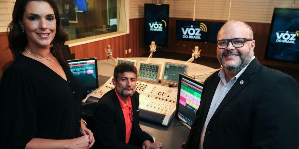 Sem Censura desta segunda recebe equipe de A Voz do Brasil