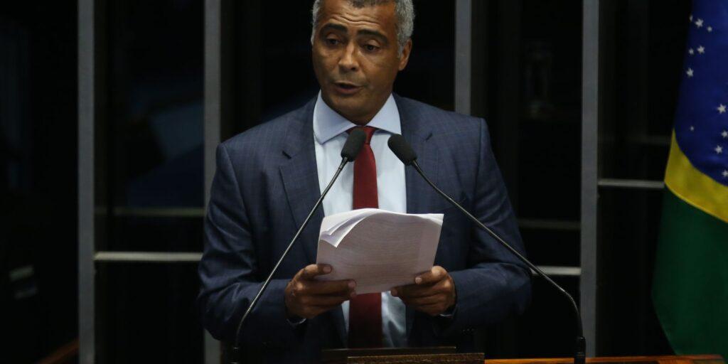 Senador Romário é submetido a cirurgia em hospital do Rio