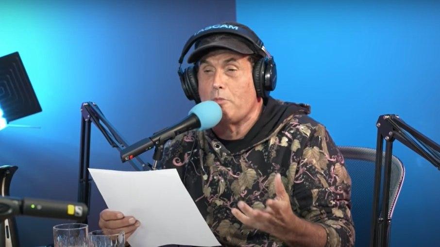 Sérgio Mallandro confronta cantor por comentário homofóbico