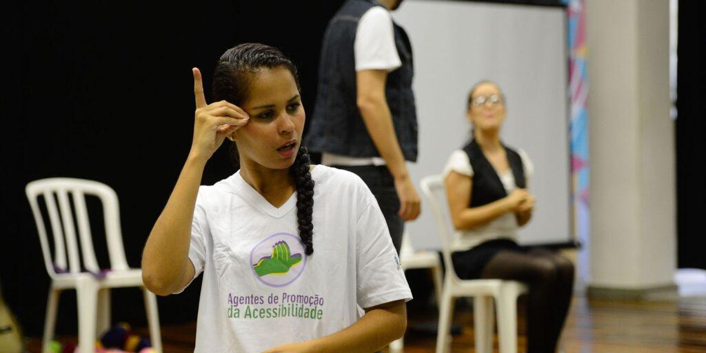 Surdos defendem Libras como segundo idioma oficial do Brasil