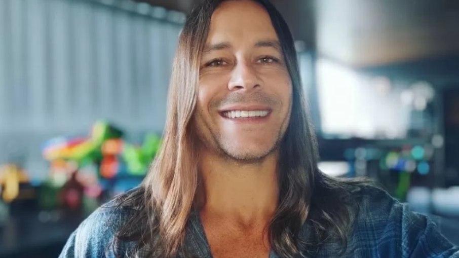 Theo Becker diz que tentou ser gay por que se 