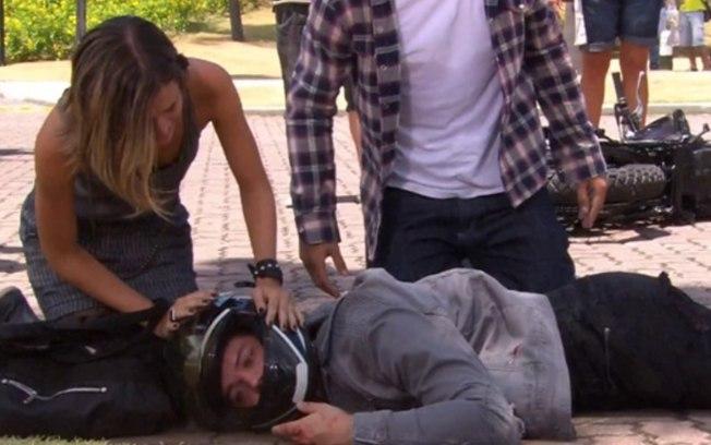 Ti-Ti-Ti - Pedro se dá mal após fazer atentado contra Luti