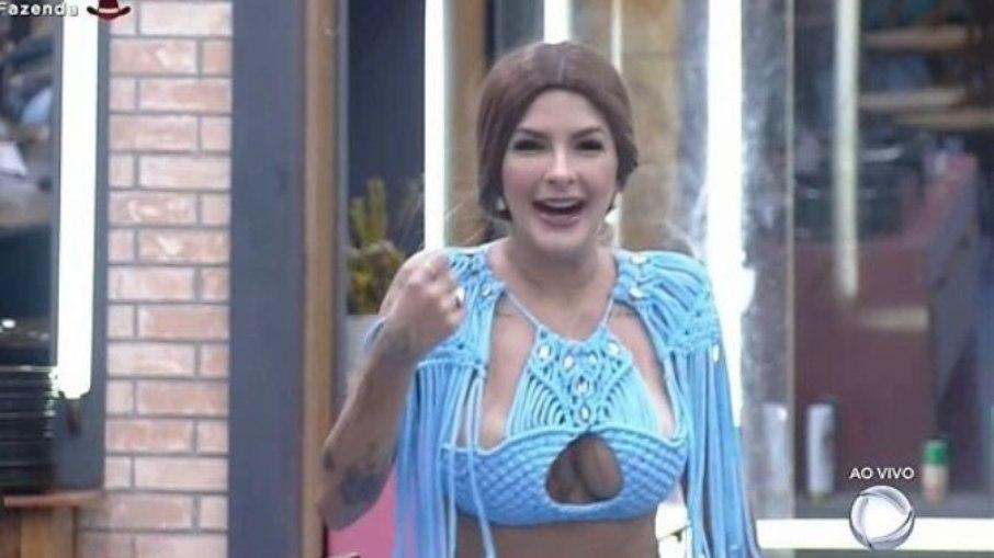 'A Fazenda 13': Lary entra no reality e não é reconhecida por participantes