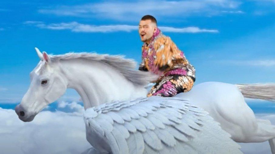 'A Fazenda' chama Pedro Sampaio para festa, pede mudança em música e vira meme