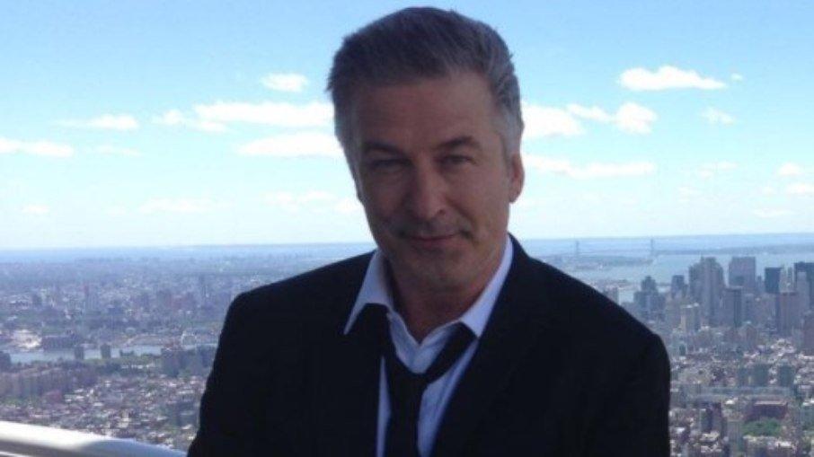 Alec Baldwin apaga foto sujo de sangue após acidente em set
