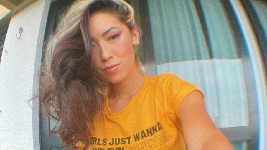 Ana Hikari quase explode cozinha com marmita: 'Coloquei fogo em casa'