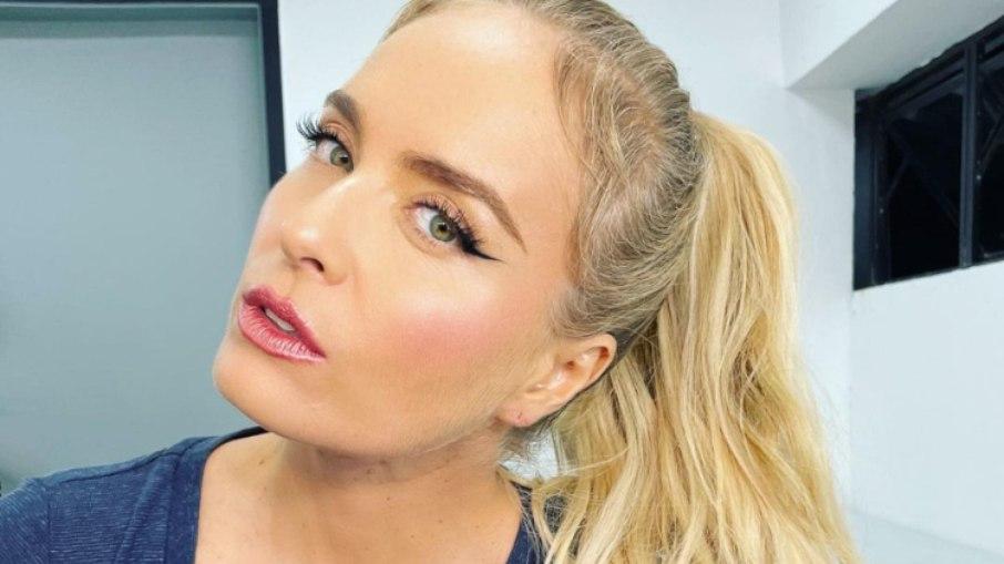 Angelica curte domingo de sol na piscina e aposta em biquíni colorido