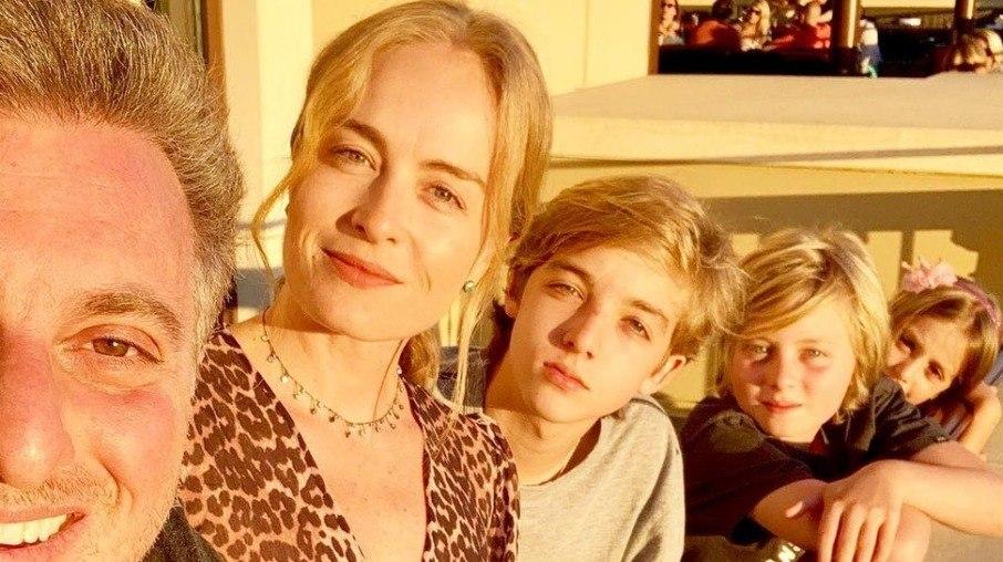 Angélica revela que fez xixi nas fraldas dos filhos em viagem de helicóptero