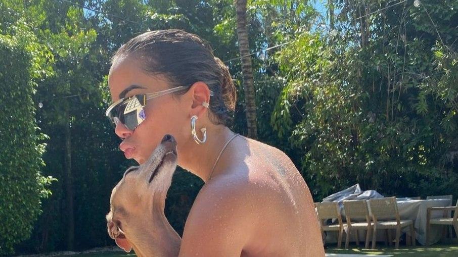 Anitta aparece de topless ao lado de Plínio e fãs comentam: 
