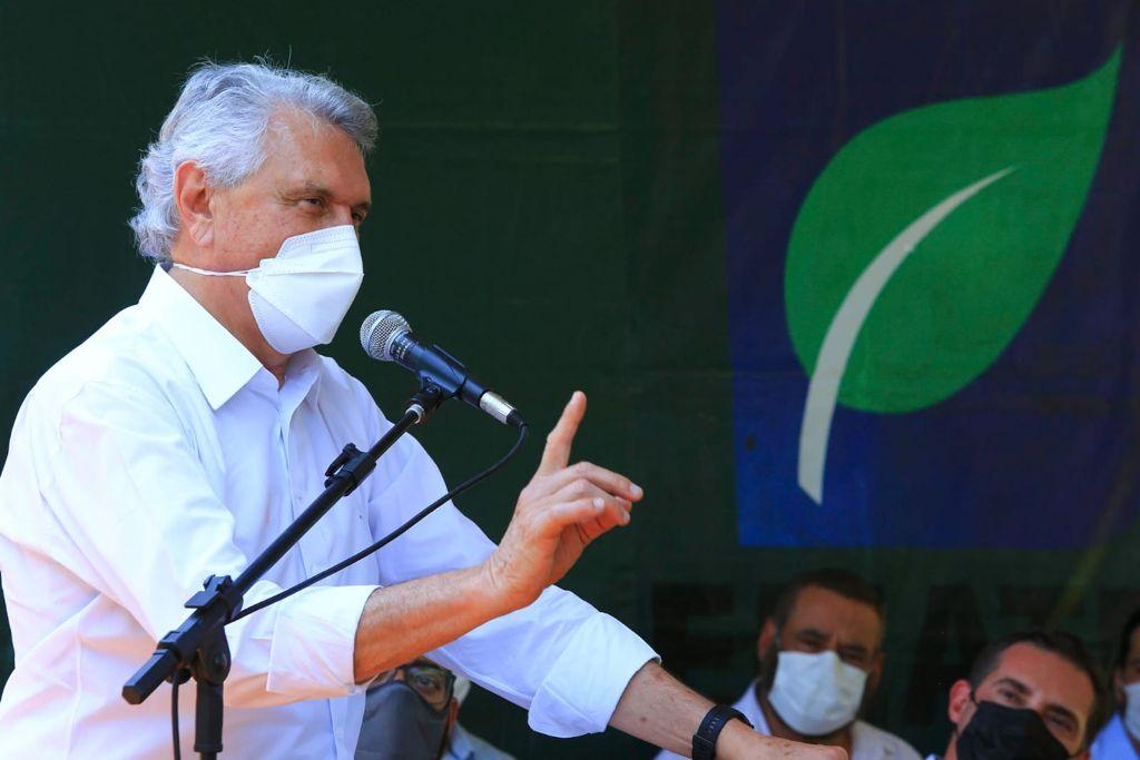 Caiado sanciona lei que prevê cobrança para uso de tornozeleiras eletrônicas, em Goiás