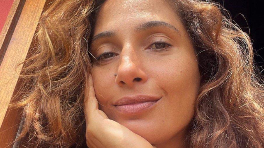 Camila Pitanga assume novo namoro com professor de filosofia