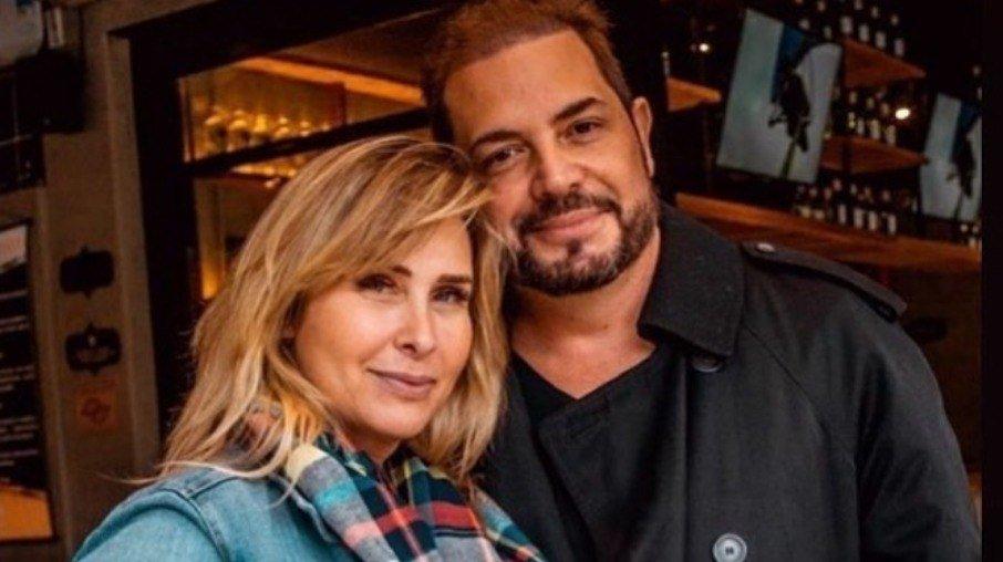 Casal close errado: Sorvetão e Conrado defendem Maurício Souza por homofobia