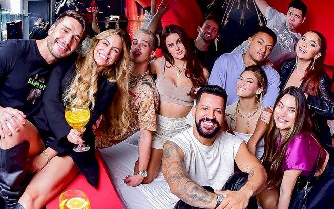 Dennis comemora lançamento de Modo Avião com festa em motel e convidados vips