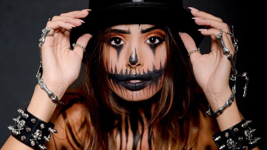 Emilia Pedersen entra no clima de doces e travessuras e lança clipe inédito