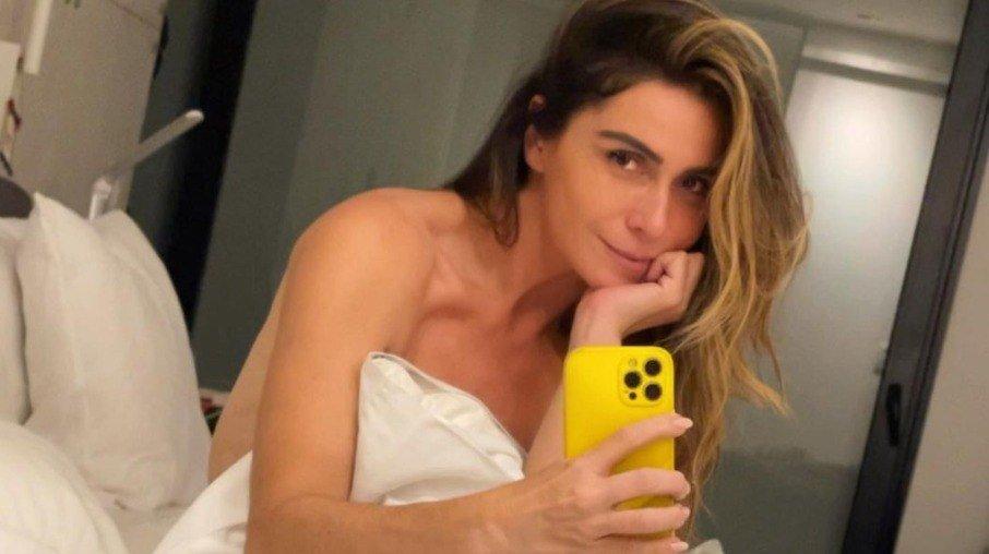 Giovanna Antonelli posa nua e usa travesseiro para cobrir as partes íntimas