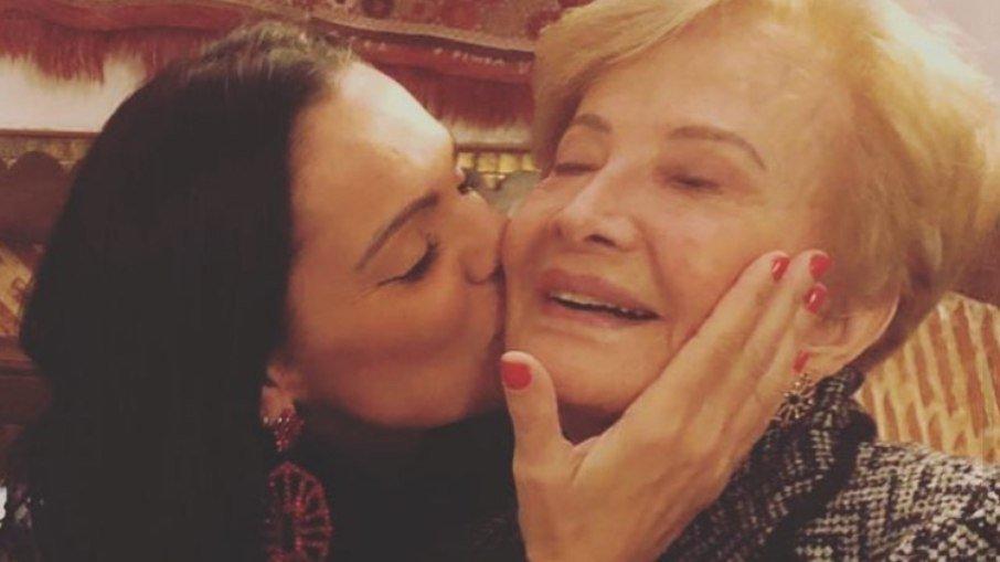 Glória Menezes celebra aniversário em casa, ao lado dos filhos