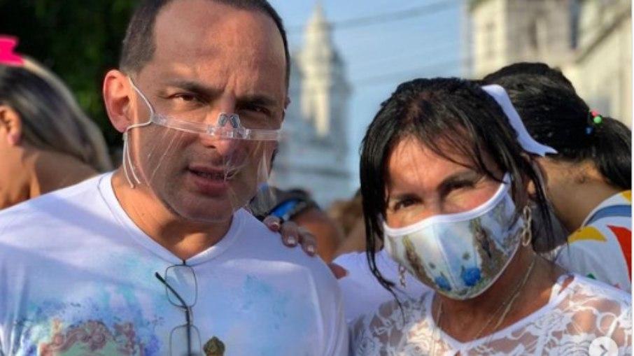 Gretchen acompanha o Círio de Nazaré ao lado do marido Esdras de Souza
