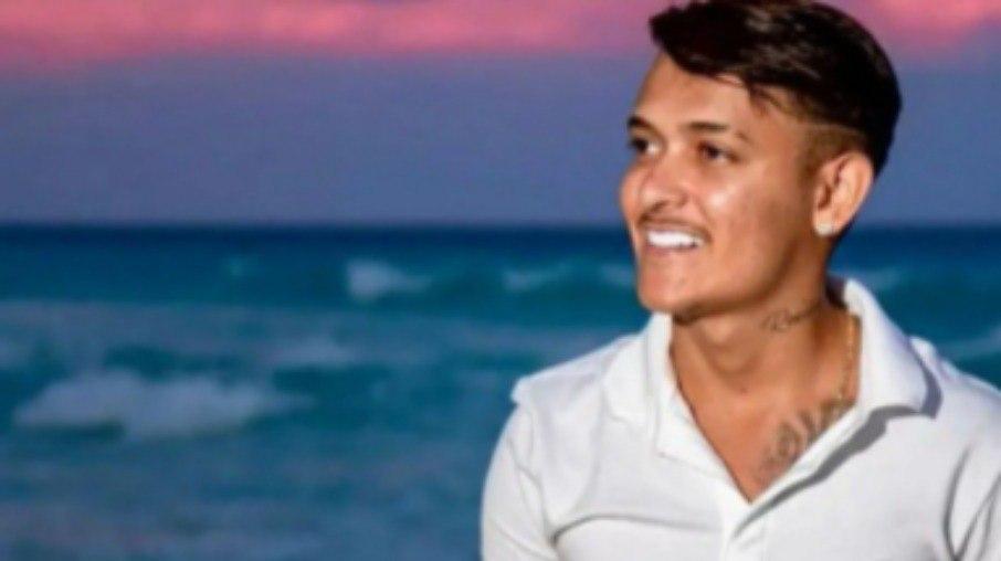 Influenciador tatua o bumbum em homenagem a Wesley Safadão