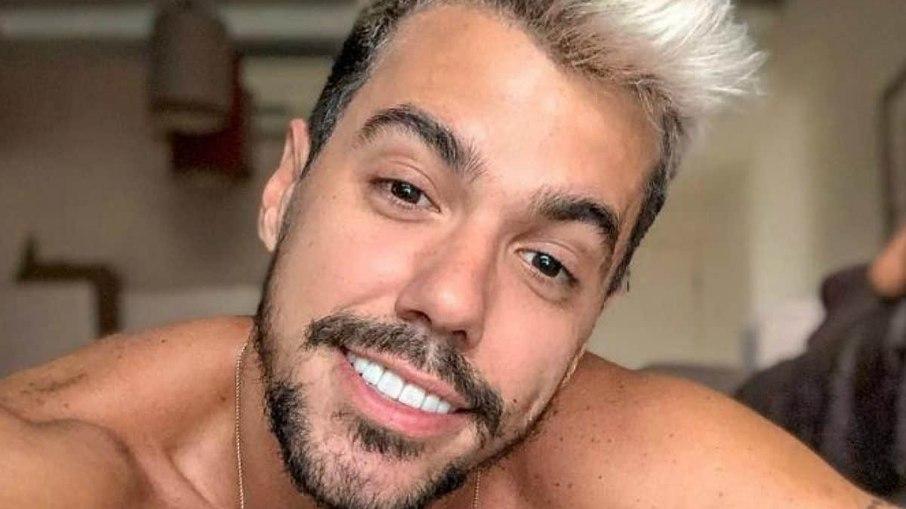 Lipe Ribeiro faz festas e conselheiro do condomínio dele chama a atenção