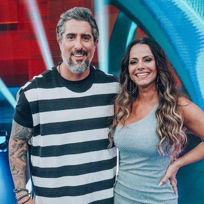 Marcos Mion celebra fato de poder voltar a usar camisetas na TV: 'Libertador!'