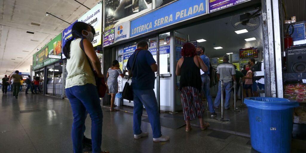 Mega-Sena deve pagar hoje prêmio de R$ 10,5 milhões