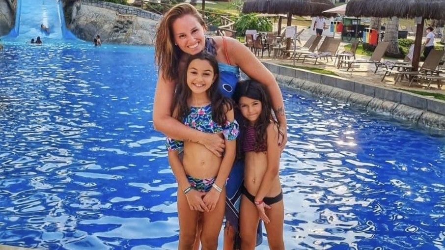 No júri do Canta Comigo, Mariana Belém valoriza conexão com as filhas em viagem