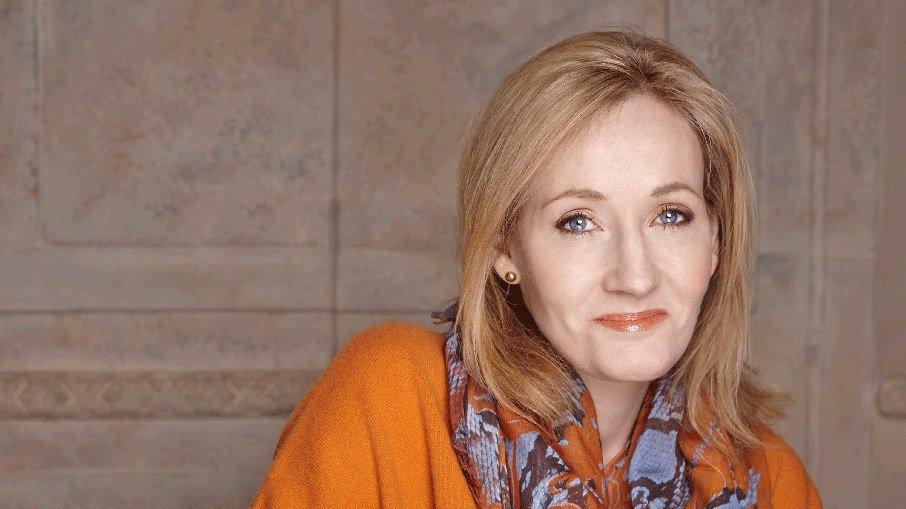 Novo livro de J.K. Rowling chega ao Brasil
