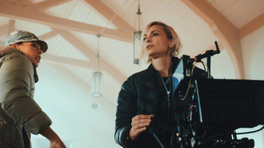 Quem era Halyna Hutchins, diretora morta por acidente em set por Alec Baldwin