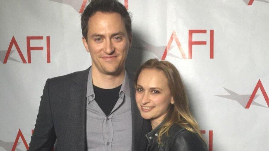 Viúvo de Halyna Hutchins diz que conversou com Alec Baldwin: 'Muito prestativo'