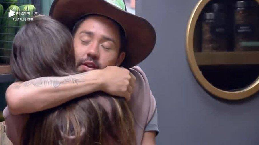 'A Fazenda 13': Dayane pede desculpas a Rico após rasgar jaqueta com faca