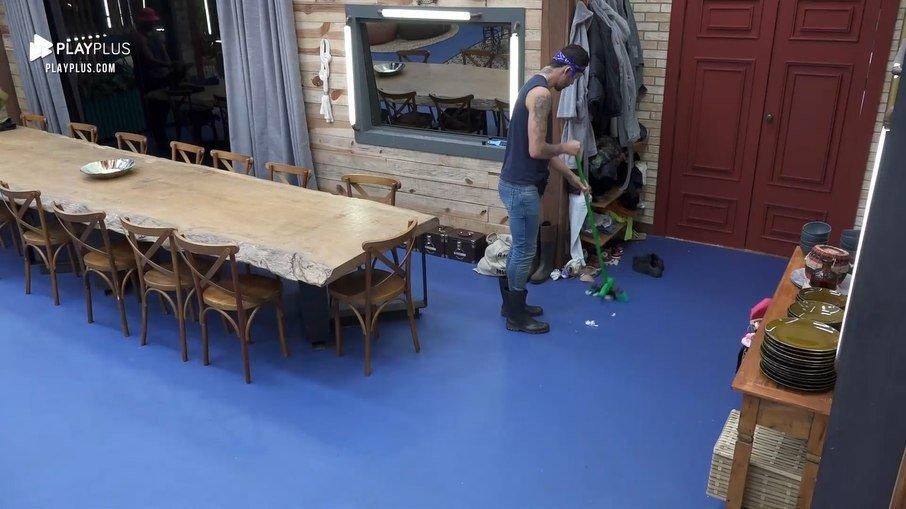 'A Fazenda 13': Sem saber do que Dayane fez, Rico varre espuma do casaco do chão