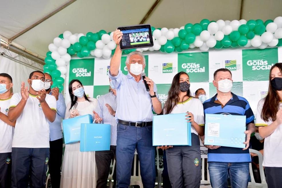 Águas Lindas recebe 8,5 mil cartões e computadores