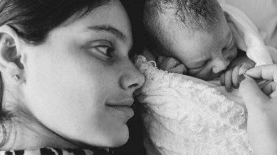 Após nascimento do filho, Chay Suede se declara para Laura: 